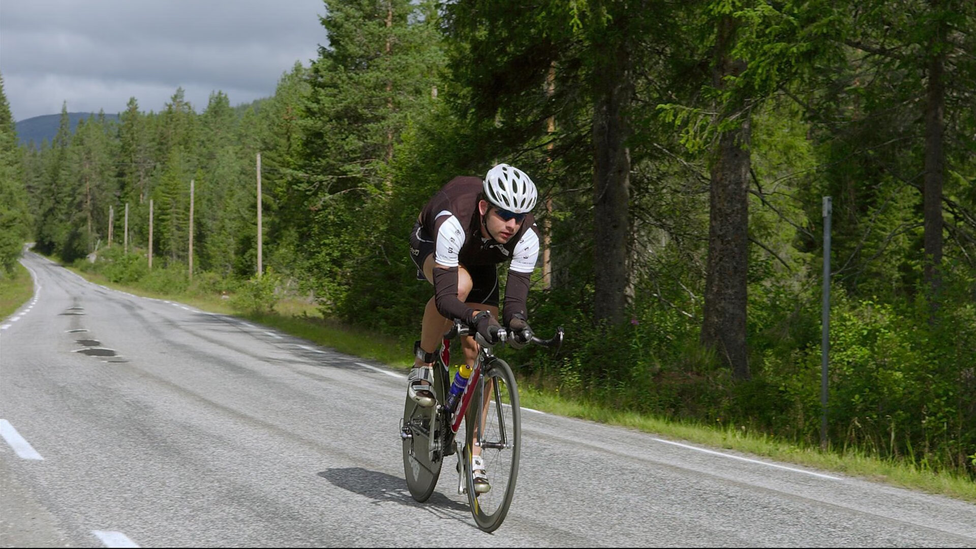 沙特狂胜AC米兰，孔德在西甲国家德比接管比赛，金元足球与战术革命的双重变奏