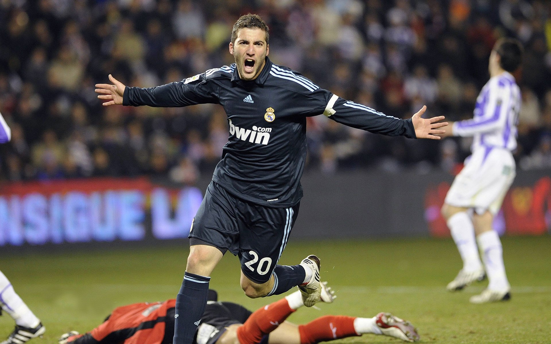 姆巴佩接管欧冠之夜，秘鲁为何踏平几内亚？