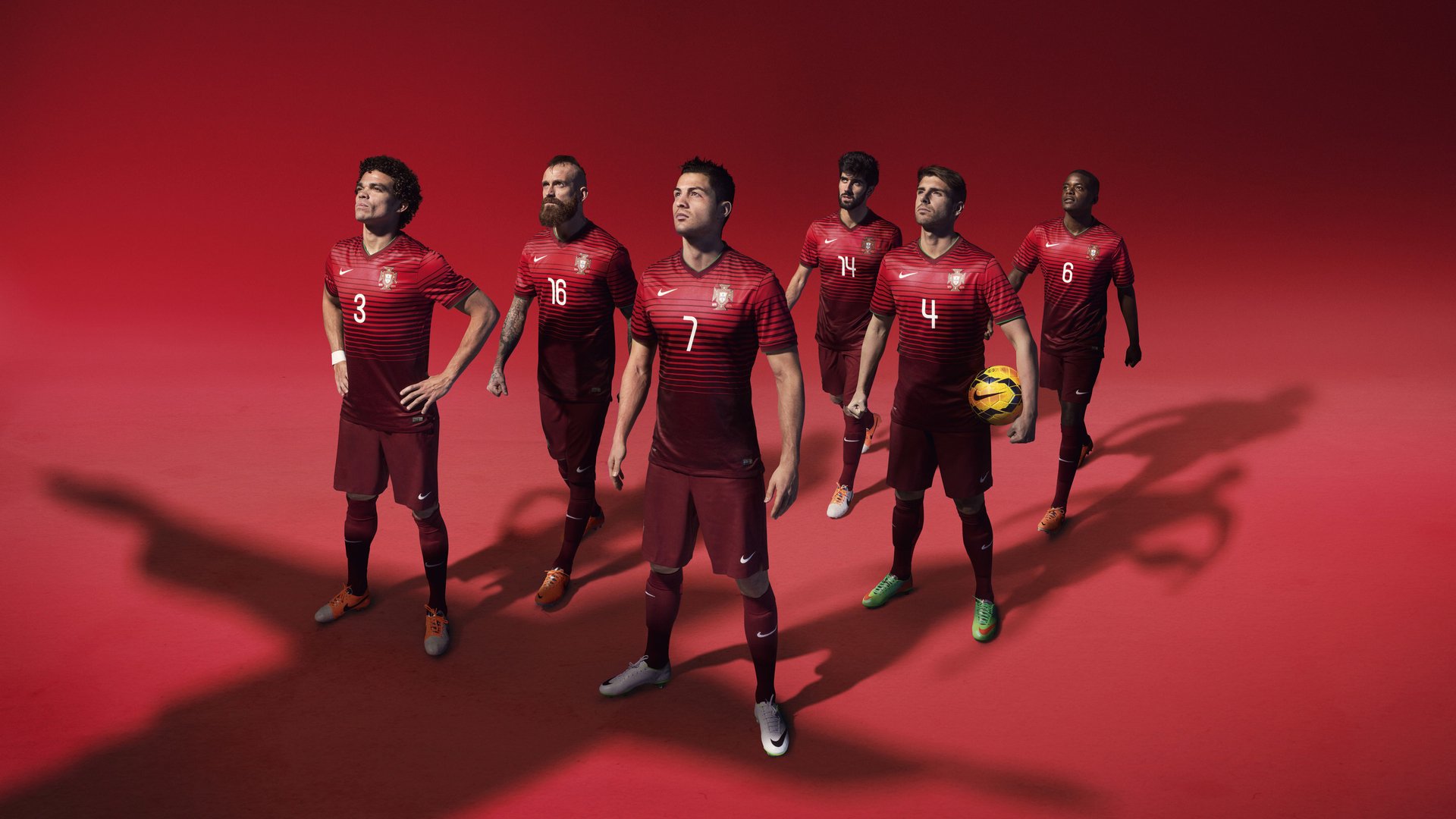 街道轰鸣与球场呐喊，逆转背后，是城市血脉的搏动